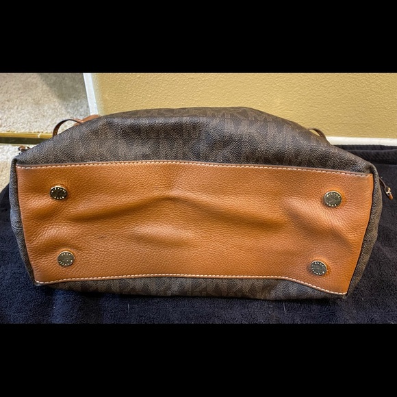Used Coach bag, see pictures for arm strap needs to be fixed - Picture 3 of 8